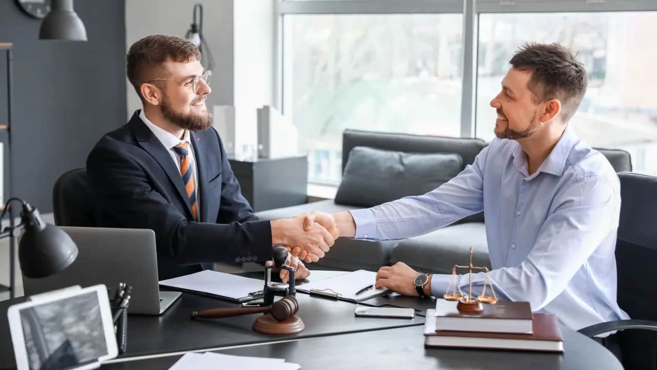 Prawnik, adwokat, radca prawny: Kto naprawdę pomoże Ci w sądzie?